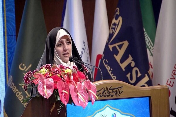 حضور معاون رئیسجمهور در نهمین اجلاس سراسری اعطای نشان عالی مدیر سال