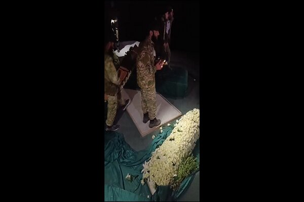 Suriye’de muhalifler Hafız Esad’ın mezarını bastı Suriye’de muhalifler Hafız Esad’ın mezarını bastı