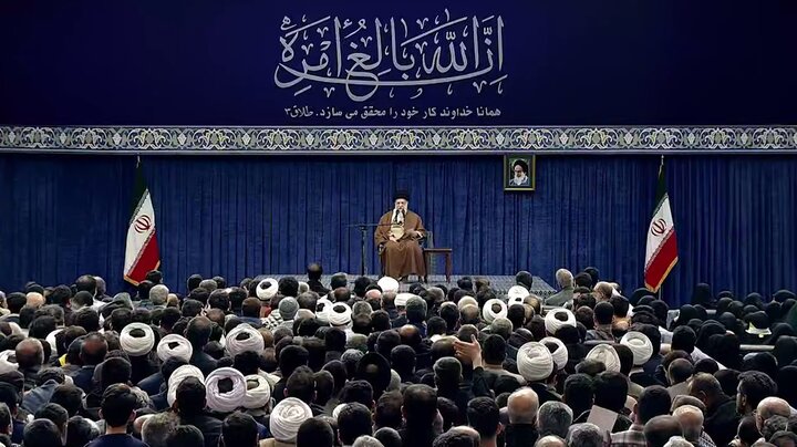 آیهای که بالای سر رهبر انقلاب نقش بسته بود، چه تفسیری دارد؟