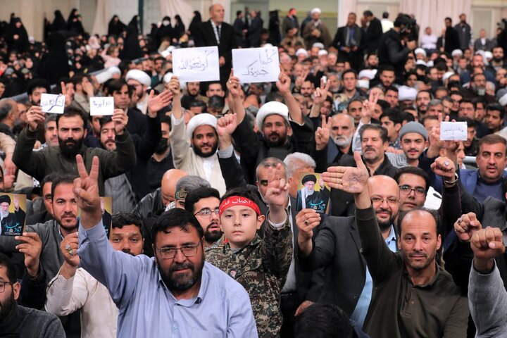 لقاء حشد من مختلف اطياف الشعب الايراني مع قائد الثورة الاسلامية