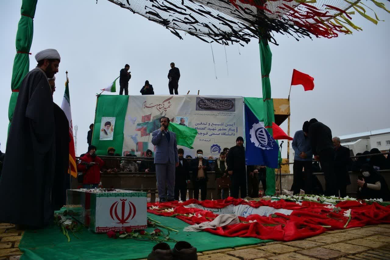 آغوش زمین آرامگاه فرشتهای گمنام