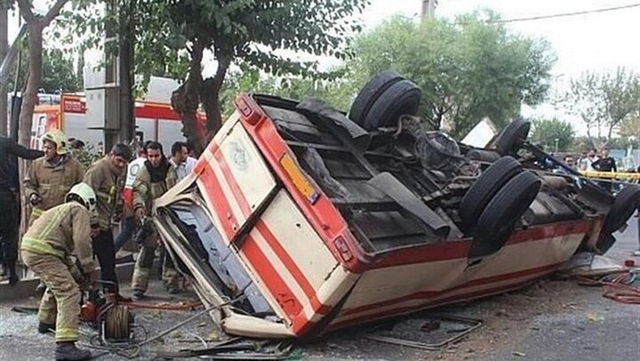 واژگونی مینیبوس سرویس مدرسه در اراک؛ 13 نفر مصدوم شدند