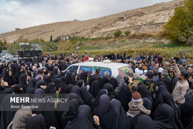 خاکسپاری پیکر پاک شهید گمنام هشت سال دفاع مقدس در بوستان نماز شیراز