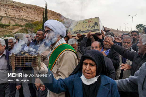 خاکسپاری پیکر پاک شهید گمنام هشت سال دفاع مقدس در بوستان نماز شیراز