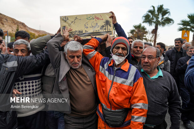 خاکسپاری پیکر پاک شهید گمنام هشت سال دفاع مقدس در بوستان نماز شیراز