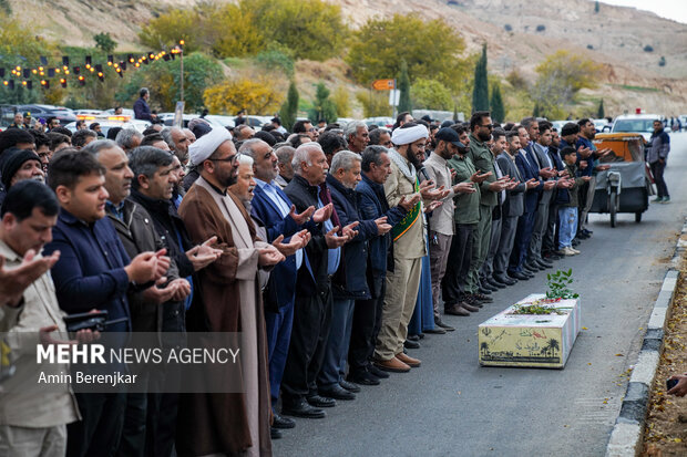 خاکسپاری پیکر پاک شهید گمنام هشت سال دفاع مقدس در بوستان نماز شیراز