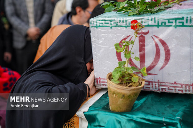 خاکسپاری پیکر پاک شهید گمنام هشت سال دفاع مقدس در بوستان نماز شیراز