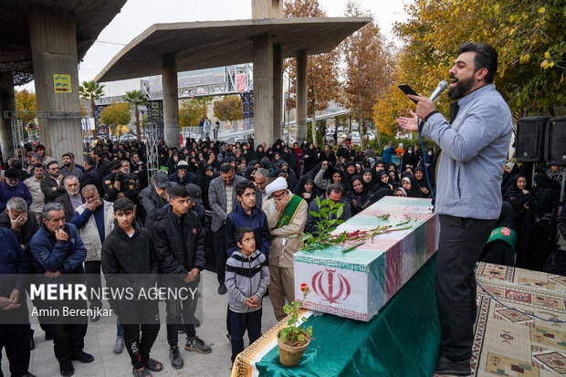 خاکسپاری پیکر پاک شهید گمنام هشت سال دفاع مقدس در بوستان نماز شیراز