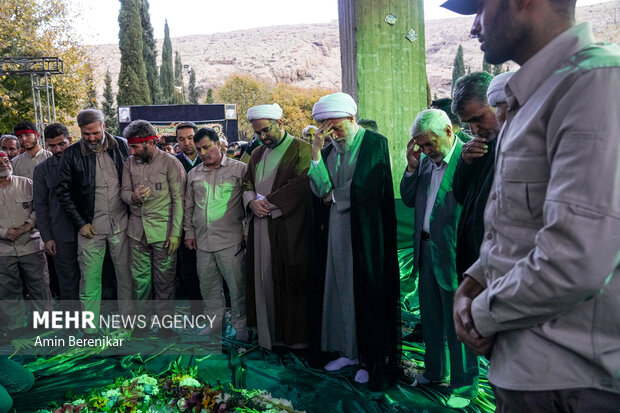 خاکسپاری پیکر پاک شهید گمنام هشت سال دفاع مقدس در بوستان نماز شیراز