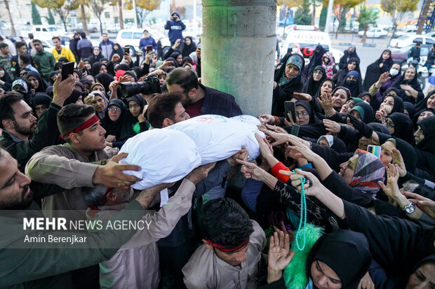 خاکسپاری پیکر پاک شهید گمنام هشت سال دفاع مقدس در بوستان نماز شیراز