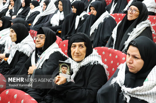 مراسم تجلیل از مادران و همسران شهدا در ایلام