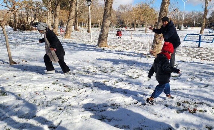 برف‌بازی پدربزرگ و نوه‌هایش در پارک شهروند بجنورد