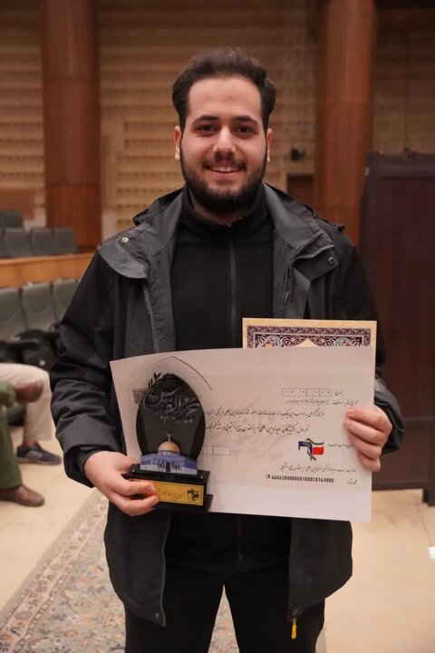 هنرمند بسیجی همدانی در رویداد بینالمللی حریرالقدس در بخش طراحی و گرافیک، رتبه اول را کسب کرد