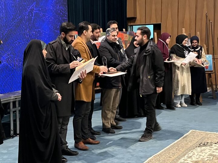 هنرمند بسیجی همدانی در رویداد بینالمللی حریرالقدس در بخش طراحی و گرافیک، رتبه اول را کسب کرد