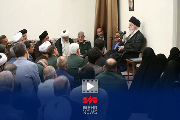 روایتی از دیدار رهبر انقلاب با خانواده شهدای مدافع حرم در مستند “جاذبه”