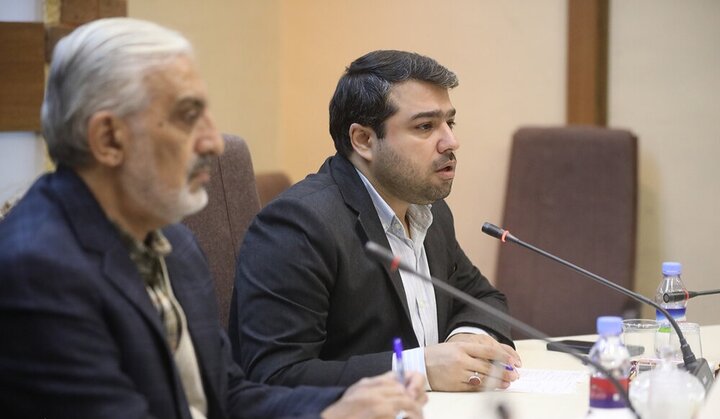 سلبریتی ها معمولاً آدم های کم سوادی هستند؛ جهان جدید به پولدار بودن وجهه قدسی داده است