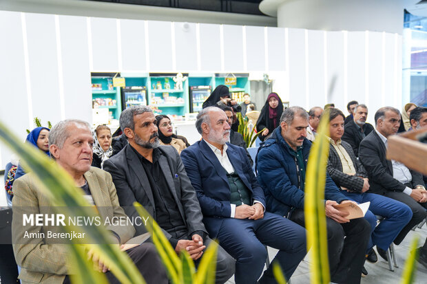 رونمایی از مجموعه شعر «شی‌رس خاتون» در شیراز