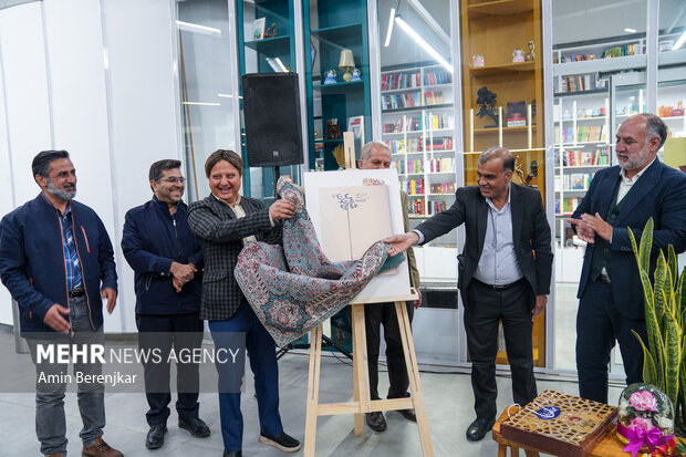 رونمایی از مجموعه شعر «شی‌رس خاتون» در شیراز