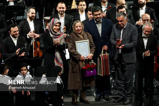 تقدیر از مرضیه برومند در کنسرت «بر چهره، لبخند» ارکستر ملی ایران