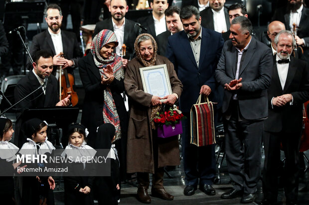 تقدیر از مرضیه برومند در کنسرت «بر چهره، لبخند» ارکستر ملی ایران