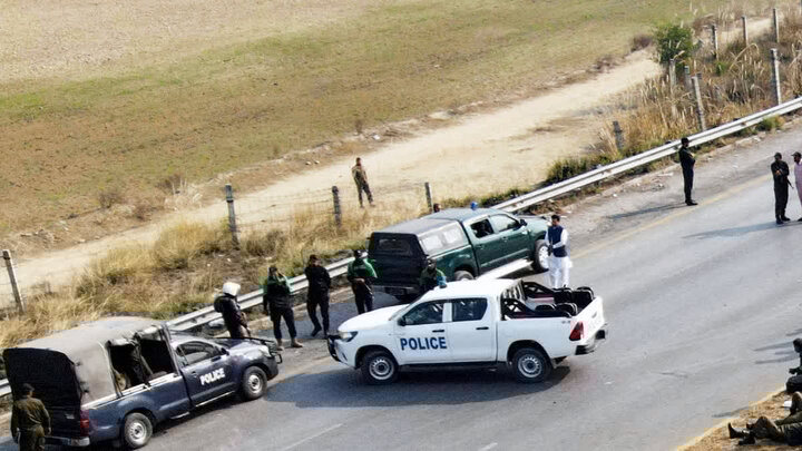 انفجار بمب کنار جادهای در شمال غربی پاکستان؛ ۳ نیروی امنیتی کشته شدند