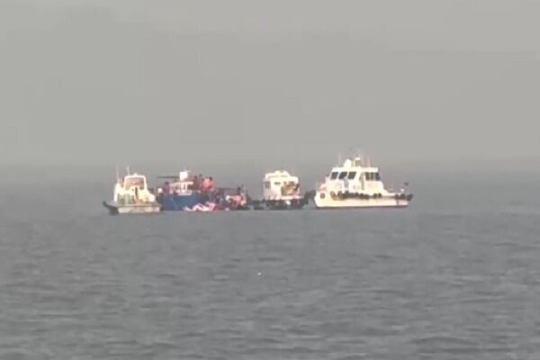 13 dead after naval speedboat hits ferry off Mumbai