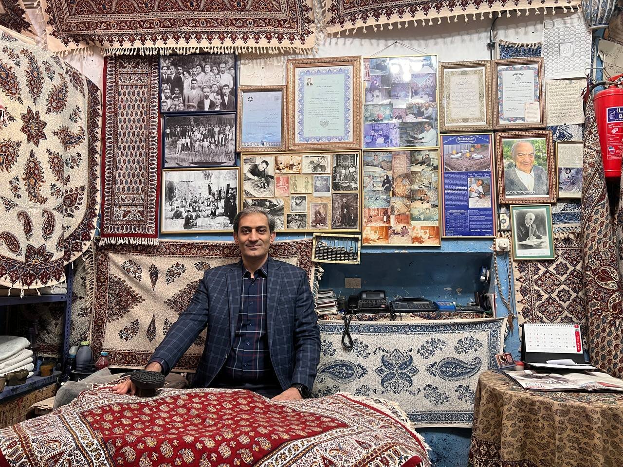 میراثی که رنگ و طرح میزند؛ تاریخچه هنر قلمکار در خاندان عطریان میراثی که رنگ و طرح میزند؛ تاریخچه هنر قلمکار در خاندان عطریان