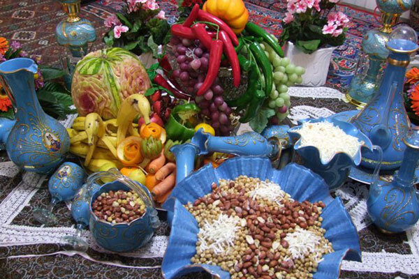 تبرک آجیل «شب چلّه» توسط «آجیلبریز» در دهکرد قدیم