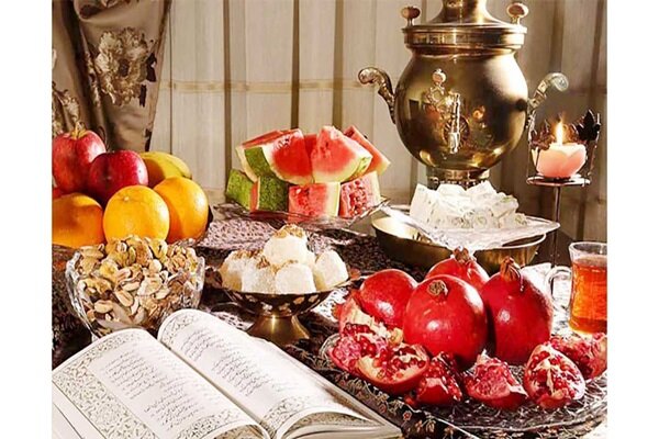 تبرک آجیل «شب چلّه» توسط «آجیل‌بریز» در دهکرد قدیم