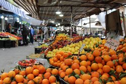 بازار کساد یلدایی؛ رقابت شانه به شانه مرغ و تخم‌مرغ