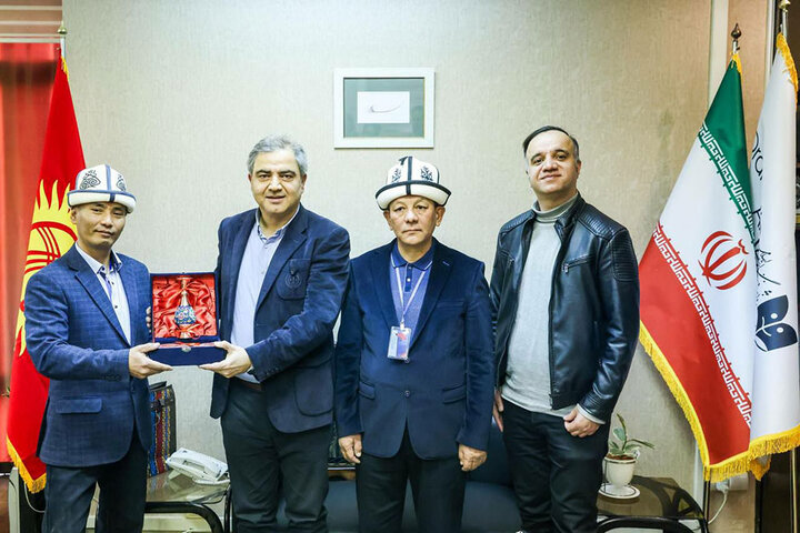 نشست مدیران اداره کل هنرهای نمایشی با هنرمندان قرقیزستانی