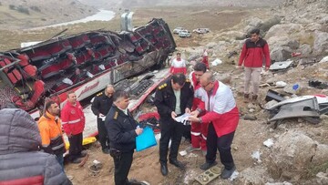 ۱۷ مصدوم و ۶ فوتی در سقوط اتوبوس به دره/ سرنشینان سرباز بودند