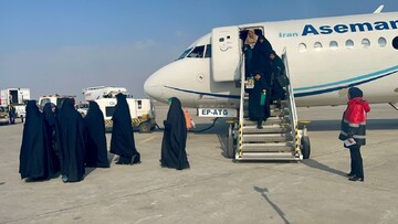 Female pilot in Iran flies plane carrying elite women