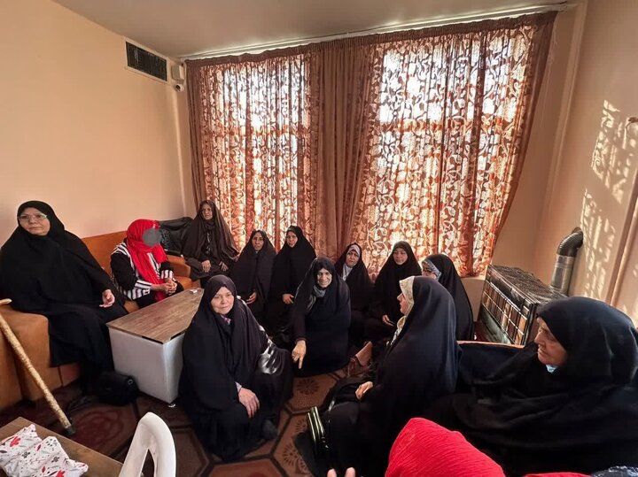 دیدار بسیجیان خواهر پایگاه مسجد امام رضا (ع) با مادران خانه سالمندان