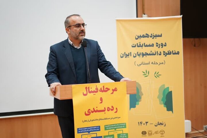 دانشگاهها در شناسایی و ارائه راه حل برای چالشهای کشور پیشگام باشند