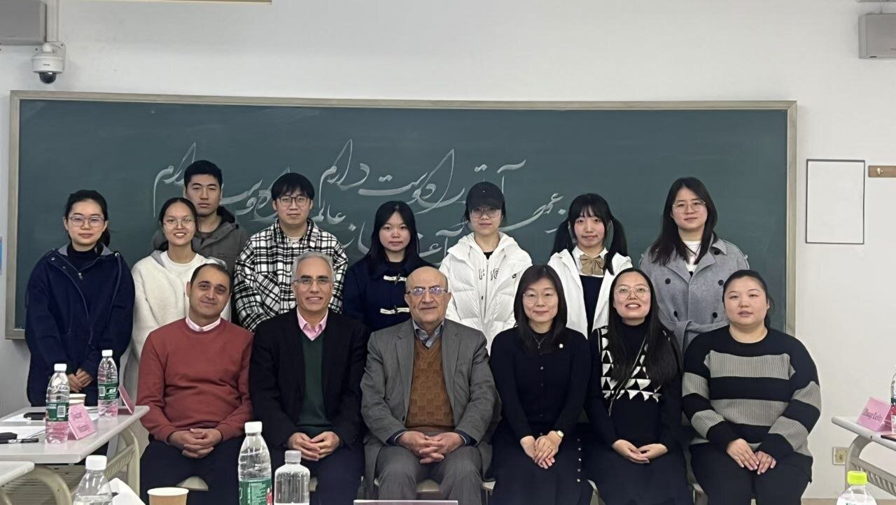 هندیها به کسی مُلّا میگویند که با غزل حافظ و عطار شروع کند؛ ترجمه ۱۰۰ اثر کلاسیک ایران و چین