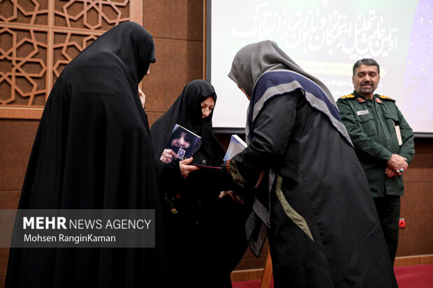 اولین همایش تجلیل از نخبگان و بانوان تراز انقلاب