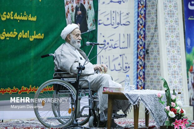 قرائتی: خنده ابزاری عالی برای جذب نسل جدید به نماز است