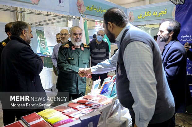 بازدید سردار علی فدوی از نمایشگاه پژوهش سپاه