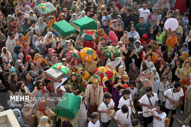 لباس بندری روایتی از تلفیق حجاب و هنر در هرمزگان