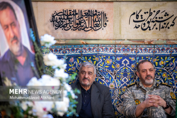 امیر سرتیپ عزیز نصیرزاده وزیر <a href='https://sayeb.ir/tag/%d8%af%d9%81%d8%a7%d8%b9-%d9%88-%d9%be%d8%b4%d8%aa%db%8c%d8%a8%d8%a7%d9%86%db%8c-%d9%86%db%8c%d8%b1%d9%88%d9%87%d8%a7%db%8c-%d9%85%d8%b3%d9%84%d8%ad'></div>دفاع و پشتیبانی نیروهای مسلح</a> و سرلشکر محمدعلی جعفری فرمانده قرارگاه فرهنگی و اجتماعی بقیةالله الاعظم در مراسم اولین سالگرد شهادت شهید سید رضی موسوی