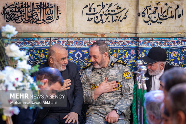 امیر سرتیپ عزیز نصیرزاده وزیر <a href='https://sayeb.ir/tag/%d8%af%d9%81%d8%a7%d8%b9-%d9%88-%d9%be%d8%b4%d8%aa%db%8c%d8%a8%d8%a7%d9%86%db%8c-%d9%86%db%8c%d8%b1%d9%88%d9%87%d8%a7%db%8c-%d9%85%d8%b3%d9%84%d8%ad'></div>دفاع و پشتیبانی نیروهای مسلح</a> و سرلشکر <a href='https://sayeb.ir/tag/%d8%ad%d8%b3%db%8c%d9%86-%d8%b3%d9%84%d8%a7%d9%85%db%8c'>حسین سلامی</a> فرمانده کل <a href='https://sayeb.ir/tag/%d8%b3%d9%be%d8%a7%d9%87-%d9%be%d8%a7%d8%b3%d8%af%d8%a7%d8%b1%d8%a7%d9%86-%d8%a7%d9%86%d9%82%d9%84%d8%a7%d8%a8-%d8%a7%d8%b3%d9%84%d8%a7%d9%85%db%8c'>سپاه پاسداران انقلاب اسلامی</a> در مراسم اولین سالگرد شهادت شهید سید رضی موسوی