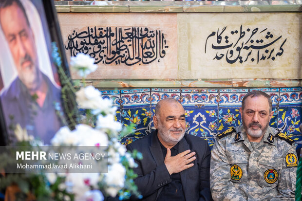 امیر سرتیپ عزیز نصیرزاده وزیر <a href='https://sayeb.ir/tag/%d8%af%d9%81%d8%a7%d8%b9-%d9%88-%d9%be%d8%b4%d8%aa%db%8c%d8%a8%d8%a7%d9%86%db%8c-%d9%86%db%8c%d8%b1%d9%88%d9%87%d8%a7%db%8c-%d9%85%d8%b3%d9%84%d8%ad'></div>دفاع و پشتیبانی نیروهای مسلح</a> و سرلشکر <a href='https://sayeb.ir/tag/%d8%ad%d8%b3%db%8c%d9%86-%d8%b3%d9%84%d8%a7%d9%85%db%8c'>حسین سلامی</a> فرمانده کل <a href='https://sayeb.ir/tag/%d8%b3%d9%be%d8%a7%d9%87-%d9%be%d8%a7%d8%b3%d8%af%d8%a7%d8%b1%d8%a7%d9%86-%d8%a7%d9%86%d9%82%d9%84%d8%a7%d8%a8-%d8%a7%d8%b3%d9%84%d8%a7%d9%85%db%8c'>سپاه پاسداران انقلاب اسلامی</a> در مراسم اولین سالگرد شهادت شهید سید رضی موسوی
