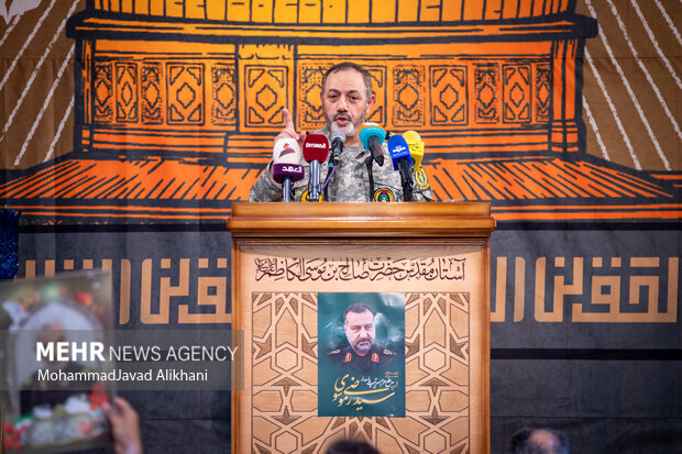 امیر سرتیپ عزیز نصیرزاده وزیر <a href='https://sayeb.ir/tag/%d8%af%d9%81%d8%a7%d8%b9-%d9%88-%d9%be%d8%b4%d8%aa%db%8c%d8%a8%d8%a7%d9%86%db%8c-%d9%86%db%8c%d8%b1%d9%88%d9%87%d8%a7%db%8c-%d9%85%d8%b3%d9%84%d8%ad'></div>دفاع و پشتیبانی نیروهای مسلح</a> در مراسم اولین سالگرد شهادت شهید سید رضی موسوی
