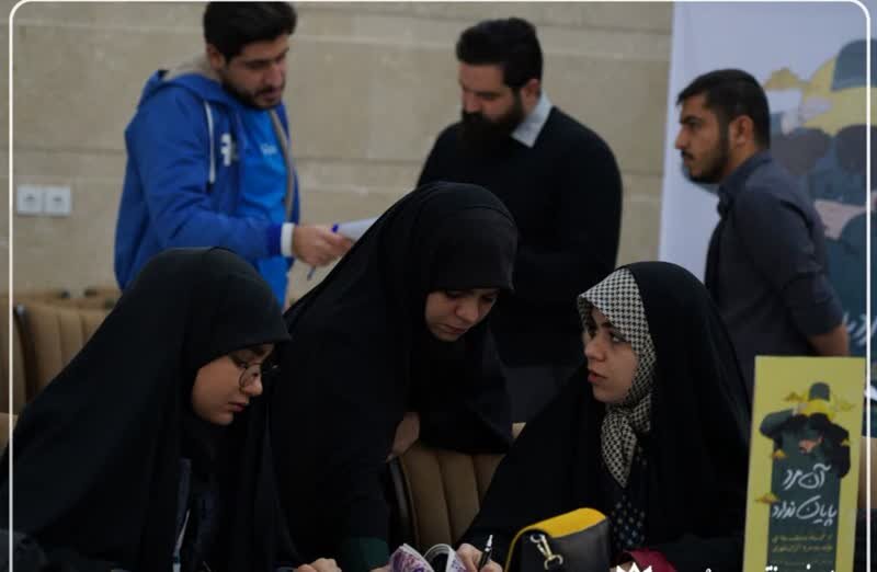 نماینده ولیفقیه در لرستان از کارگاه طراحی پوستر «آن مرد پایان ندارد» بازدید کرد