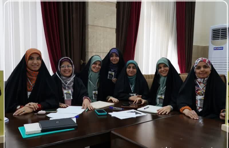 نماینده ولیفقیه در لرستان از کارگاه طراحی پوستر «آن مرد پایان ندارد» بازدید کرد