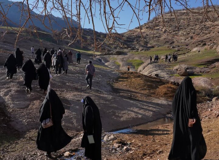 بازدید شرکتکنندگان در کارگاه پوستر از جاذبههای لرستان بازدید شرکتکنندگان در کارگاه پوستر از جاذبههای لرستان