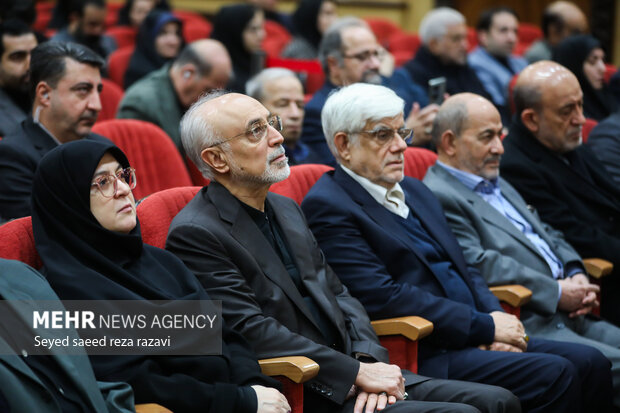 محمدرضا عارف و علی اکبر صالحی در مراسم یادبود زنده‌یاد «حاج آقا سید علاءالدین میرمحمدصادقی»