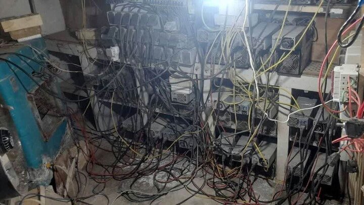 کشف ۳ دستگاه استخراج ارز دیجیتال در کافی شاپ یکی از دانشگاههای مشهد