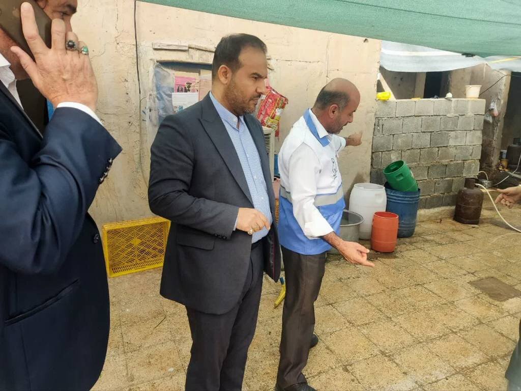 واحد عرضه غیربهداشتی مواد اولیه ساندویچ در گناوه پلمب شد واحد عرضه غیربهداشتی مواد اولیه ساندویچ در گناوه پلمب شد